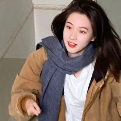 她行走于黑暗中